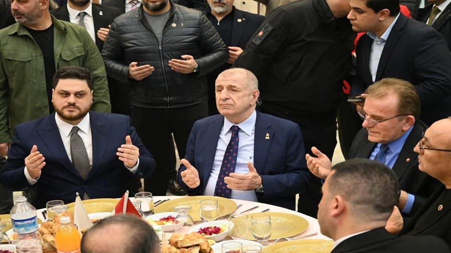 �� L�DER �FTAR MASASINDA ORU� A�TI