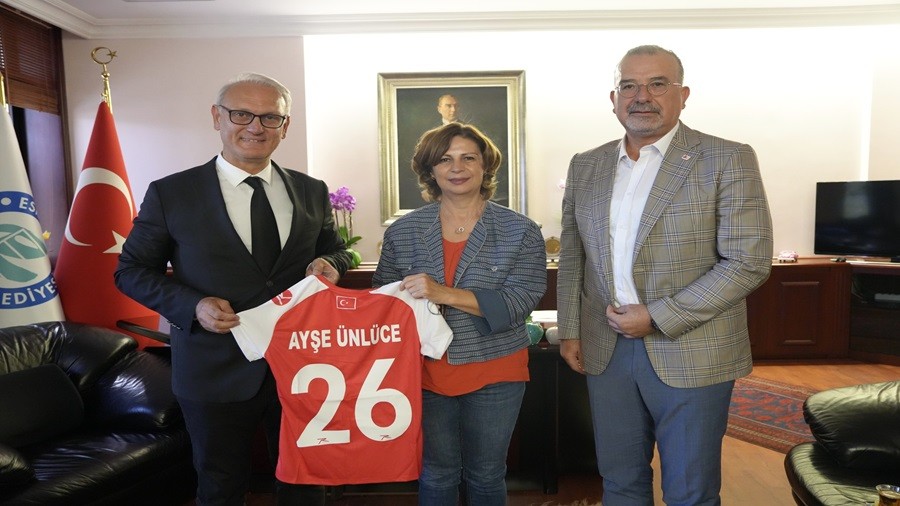 BAŞKAN ÜNLÜCE'YE FORMA HEDİYE ETTİ
