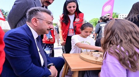 VAL AKSOY RENCLERN HEYECANINA ORTAK OLDU