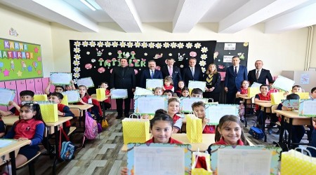 ÖĞRENCİLER KARNELERİNİ VALİ AMCALARINDAN ALDILAR