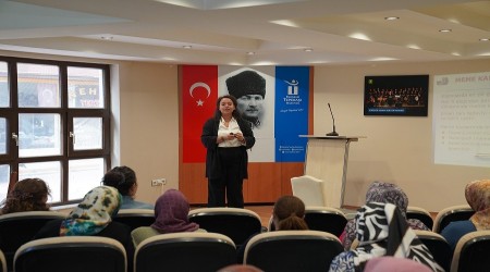 BELDE EVLERNDE KADIN SALII ANLATILIYOR