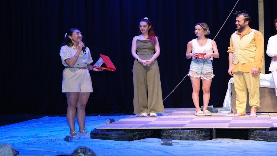 Eskiehir Sui Generis Tiyatro, Antalya'da dzenlenen festivale konuk oldu ve seyirci ile bulutu