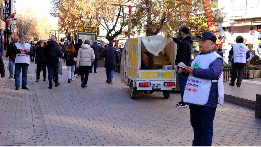 ESK��EH�R'DE EMEKL�LER SESLER�N� DUYURMAYA �ALI�IYOR