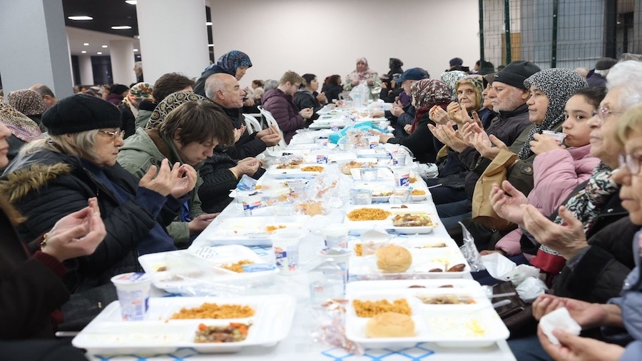 Odunpazar� Belediyesi�nden Ramazan�a anlaml� veda Son iftar Yenikent�te kuruldu