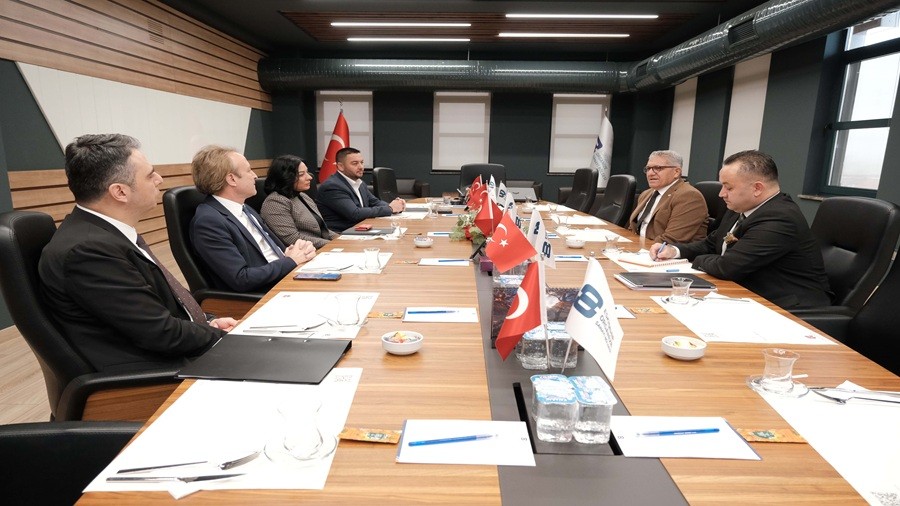 AKBANK GENEL M�D�R YARDIMCISI AT�K�TEN BA�KAN K�PELݒYE Z�YARET