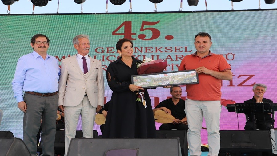 ESKERDER 45. GELENEKSEL MHALIIKLILAR GN VE KRAZ FESTVALNE KATILDI