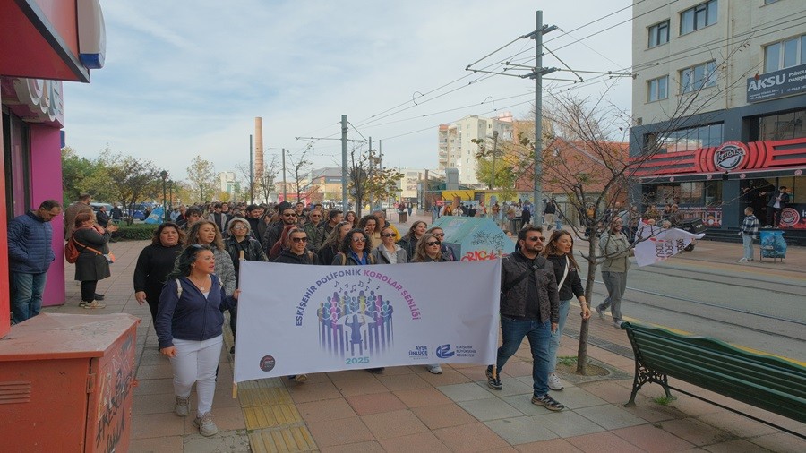 ESKEHR'E RENK KATAN KORO