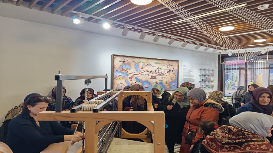 SARICAKAYALI KADINLAR ÜRETİME KATKI SAĞLIYOR