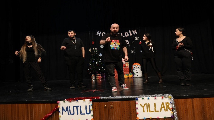 SOSYAL SAHNE SANATILARI BEKLYOR