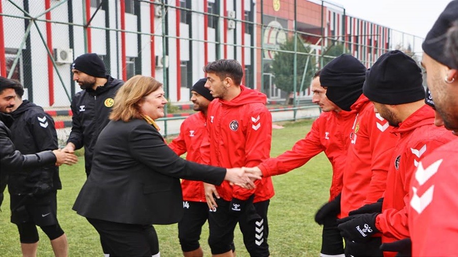 ZEHRA BAŞKAN ESKİŞEHİRSPOR'U ZİYARET ETTİ