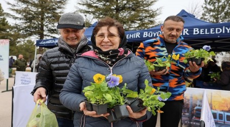 MEZARLIKTA ���EKLER B�Y�K�EH�RDEN