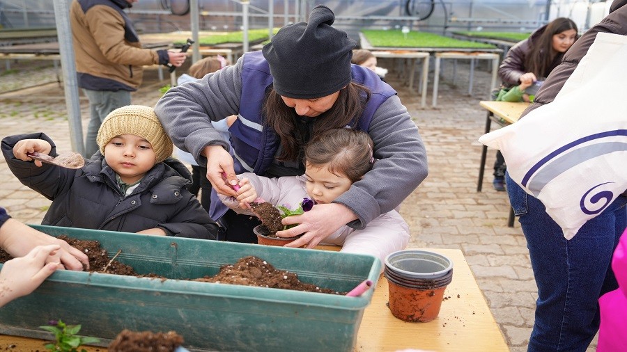 PARK BAH�ELER�N M�N�K M�SAF�LER� VARDI