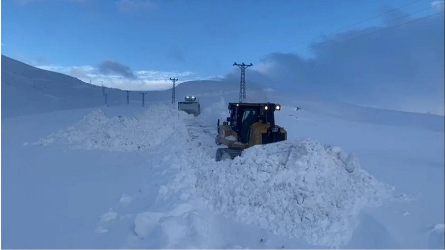 ÜLKEMİZİN DOĞUSU KARA TESLİM.KAR KALINLIĞI 1 M.GEÇTİ