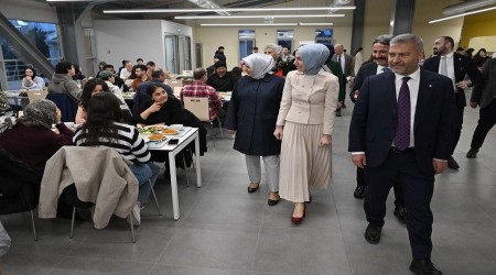 BAKAN YARDIMCISI ��RENC�LERLE ORU� A�TI