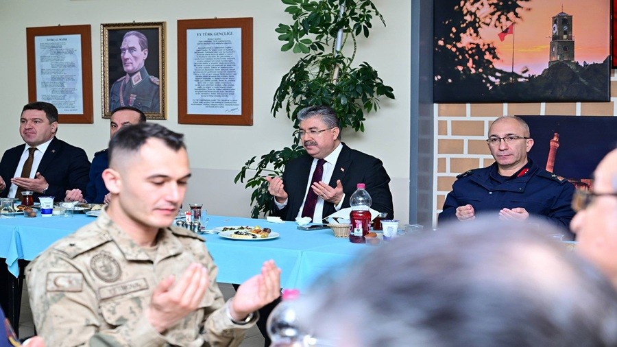 VAL� YILMAZ ORUCUNU ASKERLERLE A�TI