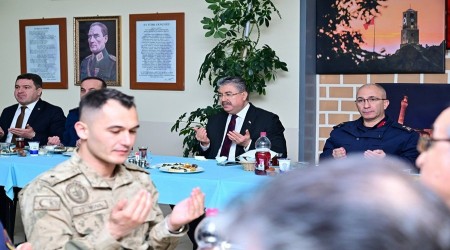 VAL� YILMAZ ORUCUNU ASKERLERLE A�TI