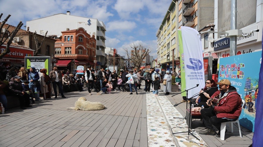 HER AYIN 26'DA SOKAKTA M�Z�K VAR