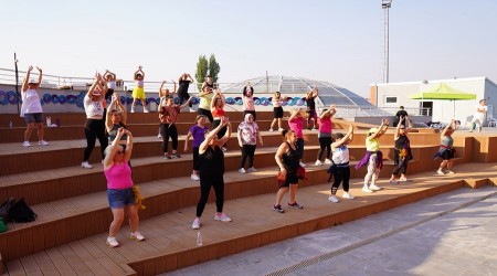 KADINLAR ZUMBA İLE SPOR YAPIYOR