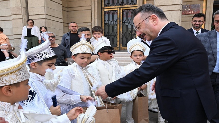 SNNET OLACAK OCUKLAR VAL AMCALARINDAN HEDYE ALDILAR