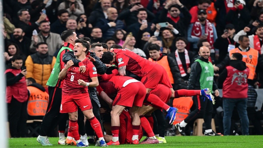 D�NYA KUPASINA B�R ADIM KALDI (1-0)