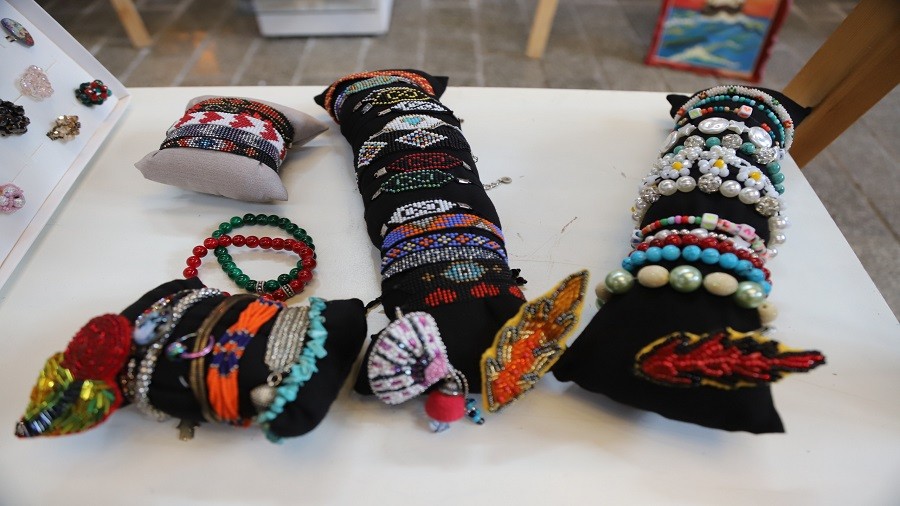 EN �ZEL RENKLER HALLER�DE BULU�TU