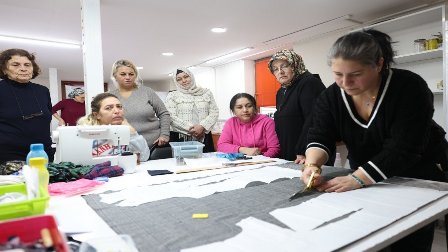 Odunpazar��nda kad�nlar �reterek g��leniyor