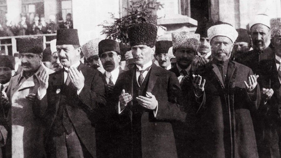 ATAT�RK'�N HAZIRLATTI�I CUMA HUTBELER�NDEN