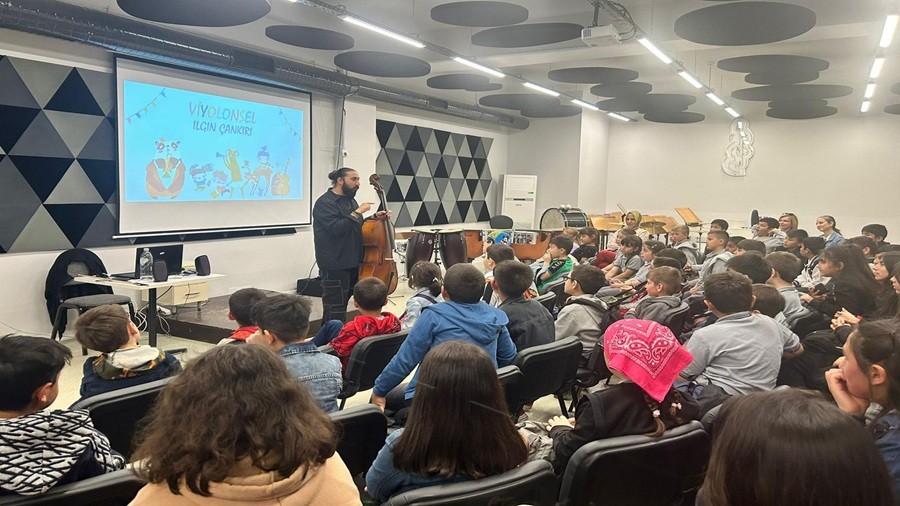 BA�KAN ATA�: SANATLA U�RA�AN �OCUKLARIN D�NYAYA  BAKI� A�ISI DE����YOR