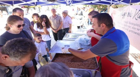 Odunpazar Belediyesinden Mevlid Kandilinde helva ikram