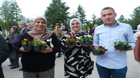 ANNELER GÜNÜ'NDE ÇİÇEK DAĞITTILAR