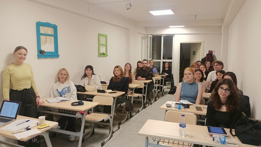 GENÇLER BU MERKEZDE BİR ARAYA GELİYOR