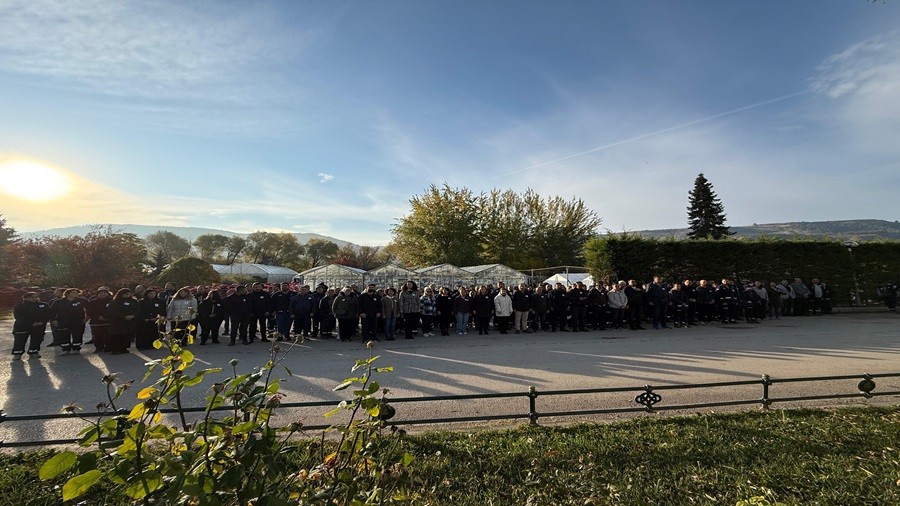 YAKALARINDA ATA'LARININ RESM LE ANDILAR