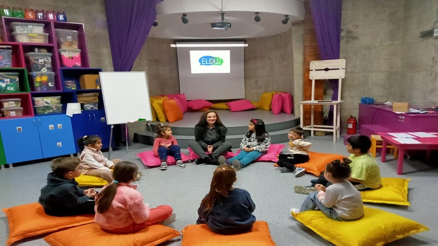 �OCUKLAR �SES�N� A�!� AT�LYES�NDE YEREL DEMOKRAS�Y� DENEY�MLED�