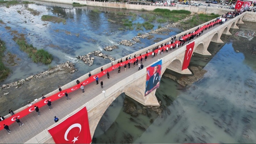 CUMHURYETN 102.YILINDA 102 METRE BAYRAKLA YRDLER