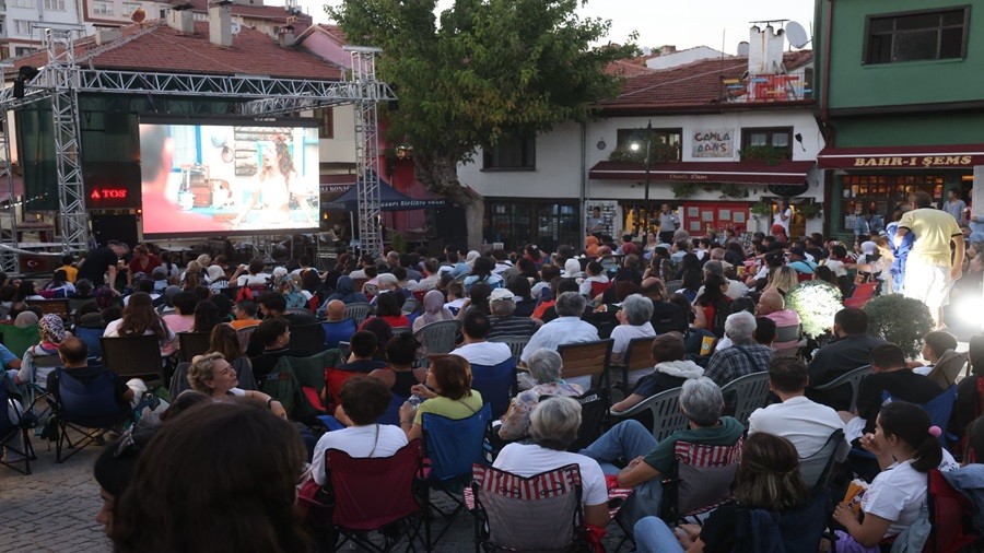Yldzlarn altnda sinema keyfi Odunpazarnda devam ediyor