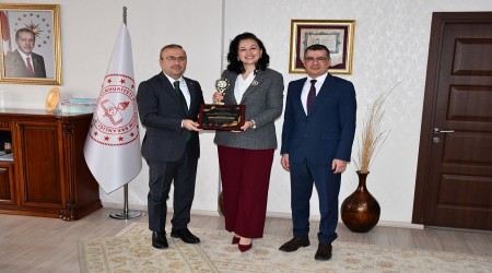 Eski�ehirli ��retmen Dubaide  "2026 Y�l�n�n Yenilik�i ��retmeni" Se�ildi