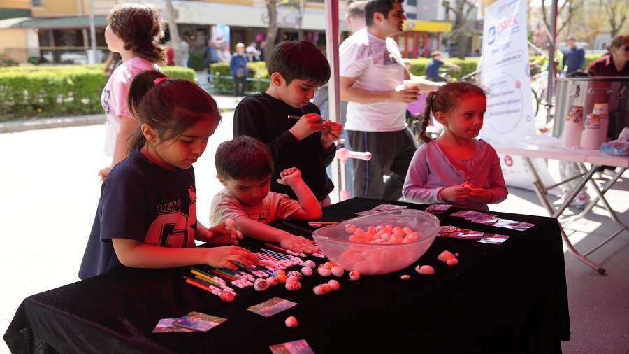 ESK��EH�R'DE SOKAKLAR NOTALARLA DOLDU,