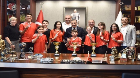 BAŞARILI SPORCULARDAN BAŞKAN ATAÇ’A ZİYARET