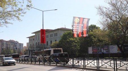 ES ES BAYRAKLARI KR�T�K MA� �NCES� CADDELERDE