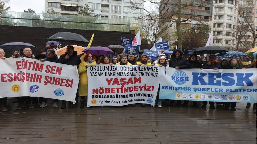 ESK��EH�R'DE ��RETMENLER�N EYLEM� DEVAM ED�YOR