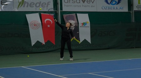 TEN�S TURNUVASI B�Y�K B�R HEYECANLA BA�LADI